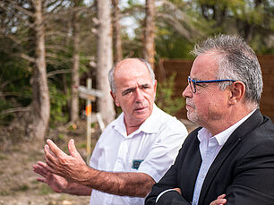 Le Président a accompagné les maires sur le terrain, ici avec le maire de Berrac - Agrandir l'image (fenêtre modale)