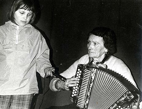 Léa Saint-Pé musicienne et figure de la tradition musicale gasconne . Crédits photos  © Arch. dép. du Gers, 20 FI 