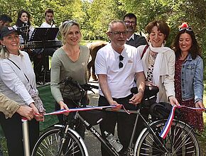 Inauguration de la voie verte en présence du Président du Département Philippe Dupouy au centre - Agrandir l'image (fenêtre modale)