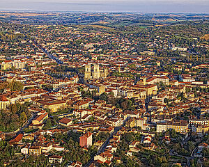 Vue aérienne d'Auch - Agrandir l'image (fenêtre modale)