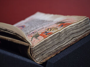 Des manuscrits anciens sont précieusement conservés au archives - Agrandir l'image (fenêtre modale)