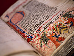 Des manuscrits anciens sont précieusement conservés au archives - Agrandir l'image (fenêtre modale)