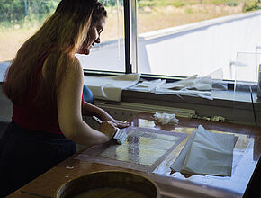 Les restauratrices des archives sont de véritables chirurgiennes du patrimoine - Agrandir l'image (fenêtre modale)