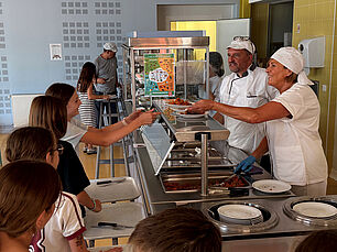 Service du midi collège au Mathalin - Agrandir l'image (fenêtre modale)