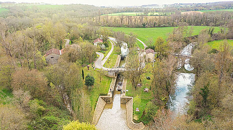 Vue aérienne de l'écluse de Graziac et du sentier de halage - Agrandir l'image (fenêtre modale)