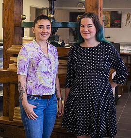 Sophie Rossato et Morgane Vaucher, restauratrices du patrimoine aux Archives départementales - Agrandir l'image (fenêtre modale)