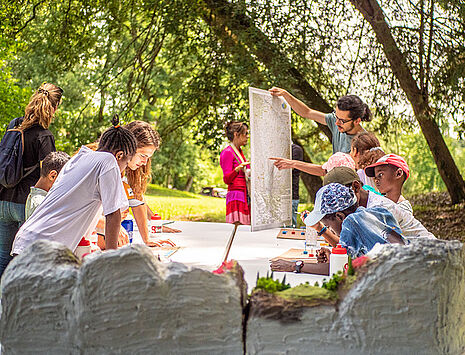 Les enfants sensibilisés à la ressource en eau dans le parc du Conseil départemental - Agrandir l'image (fenêtre modale)