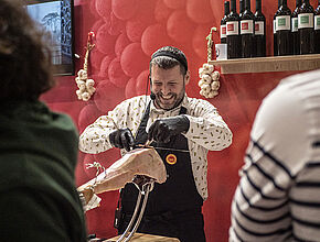 Olivier Mongabure, artisan coupeur de porc noir en démonstration au SIA - Agrandir l'image (fenêtre modale)