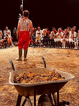 Sur la scène en plein air du festival Les Moissons d'été - Agrandir l'image (fenêtre modale)