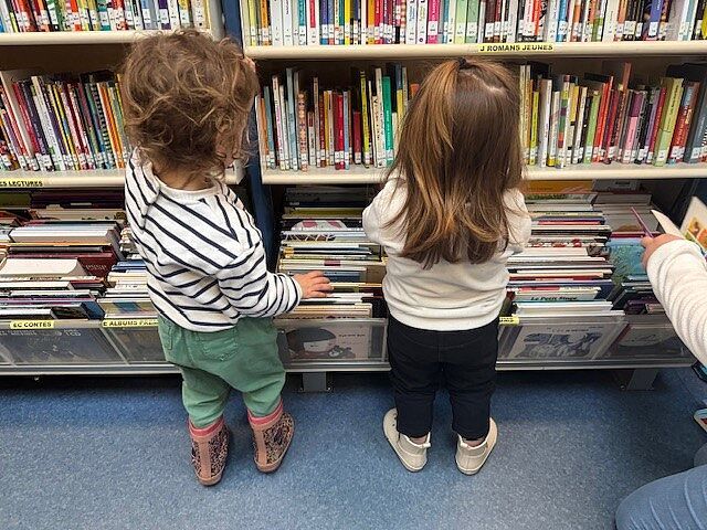 Des enfants dans l'un des bibliobus de la Médiathèque Départementale du Gers - Agrandir l'image (fenêtre modale)