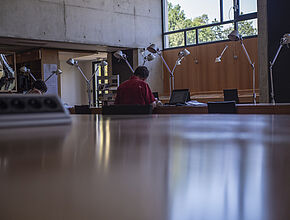 La salle de lecture accueille le public pour une consultation gratuite des archives - Agrandir l'image (fenêtre modale)