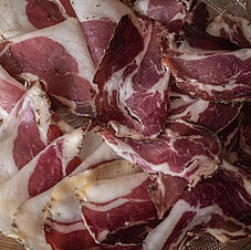 Une viande rouge persillée et fondante, réputée pour son goût riche et sa texture moelleuse - Agrandir l'image (fenêtre modale)