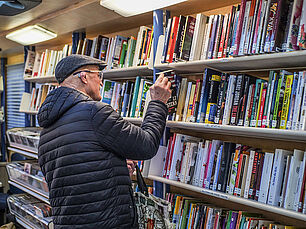 Le bibliobus dispose d'un large choix d'ouvrages et de DVD - Agrandir l'image (fenêtre modale)