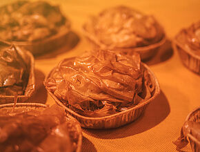 Le Pastis gascon, un feuilleté raffiné aux pommes fondantes et sa pointe d’Armagnac - Agrandir l'image (fenêtre modale)
