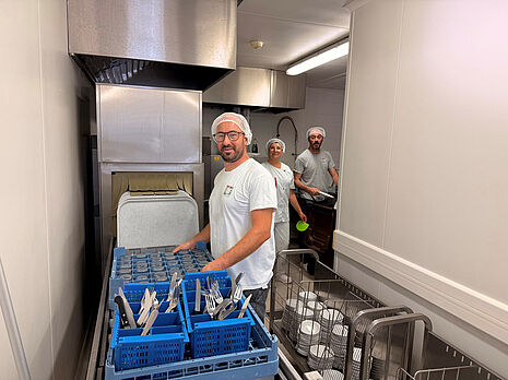 Les agents du département dans les cuisines du collège Mathalin - Agrandir l'image (fenêtre modale)